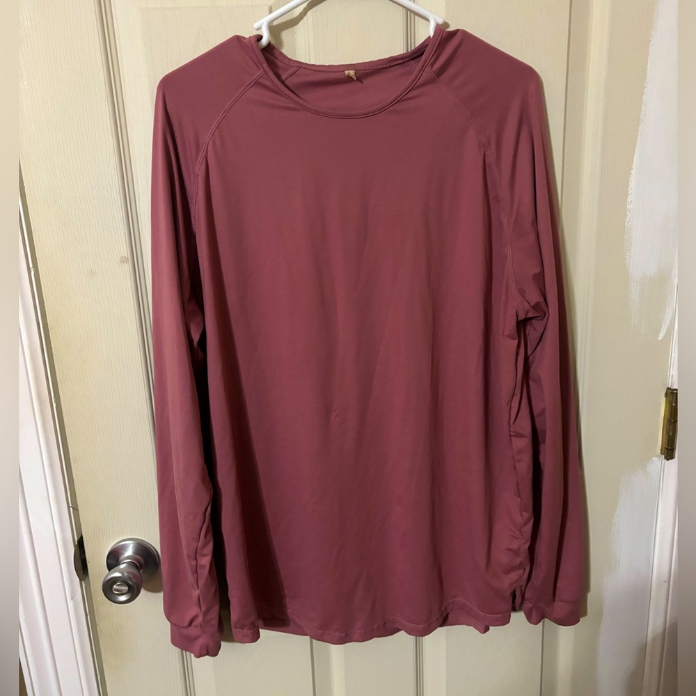 Casual long sleeve athletic style shirt
